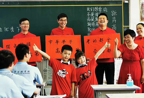 13.高考前，校領(lǐng)導(dǎo)在班級里給考生加油鼓勁.jpg